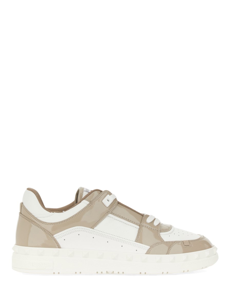 VALENTINO GARAVANI SNEAKER LOW TOP "FREEDOTS" IN VERNICE Negozio
