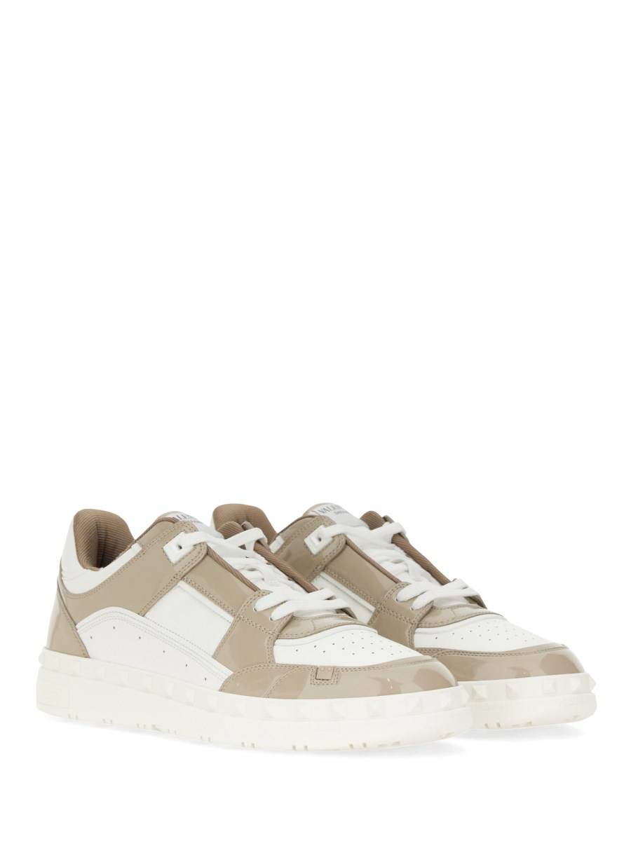 VALENTINO GARAVANI SNEAKER LOW TOP "FREEDOTS" IN VERNICE Negozio