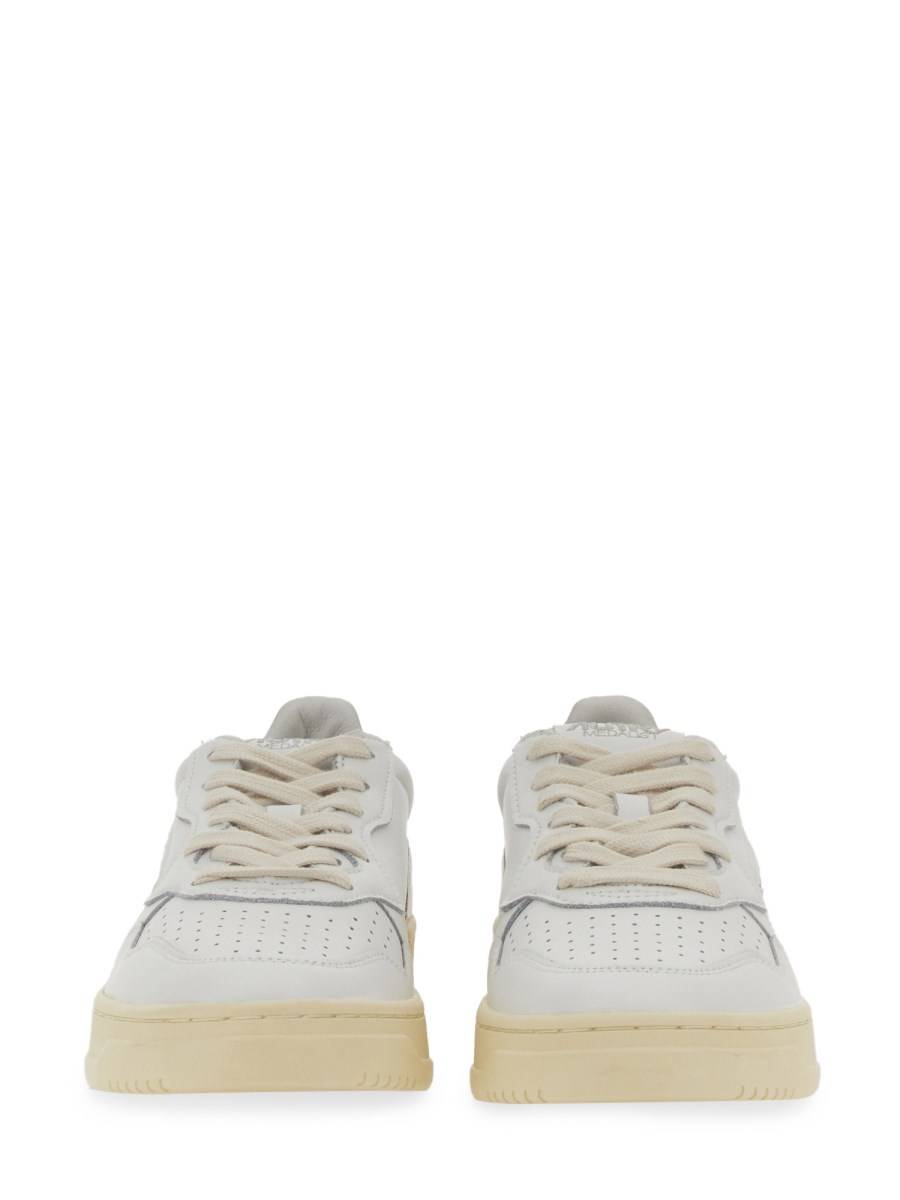 AUTRY SNEAKERS MEDALIST LOW IN PELLE Comprane uno, ottenene uno gratis